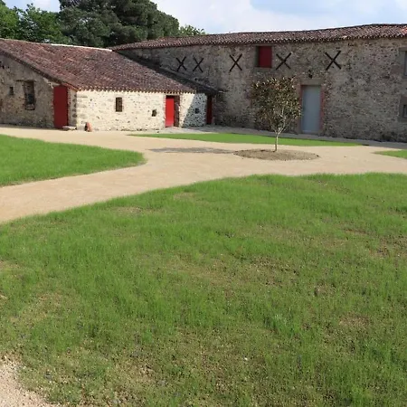 élégant 18ème Siècle Rénové Avec Piscine Couverte, Terrasse Et Grand Terrain Aux Herbiers. - Fr-1-426-406