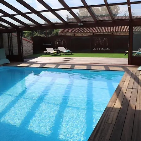 Hébergement de vacances élégant 18ème Siècle Rénové Avec Piscine Couverte, Terrasse Et Grand Terrain Aux Herbiers. - Fr-1-426-406