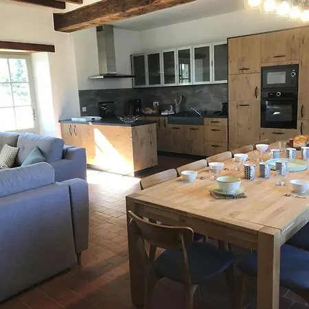 Hébergement de vacances élégant 18ème Siècle Rénové Avec Piscine Couverte, Terrasse Et Grand Terrain Aux Herbiers. - Fr-1-426-406 *