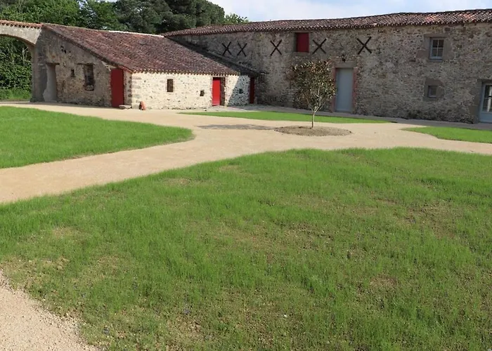 élégant 18ème Siècle Rénové Avec Piscine Couverte, Terrasse Et Grand Terrain Aux Herbiers. - Fr-1-426-406