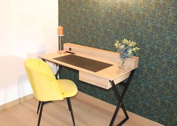 élégant 18ème Siècle Rénové Avec Piscine Couverte, Terrasse Et Grand Terrain Aux Herbiers. - Fr-1-426-406 * Les Herbiers