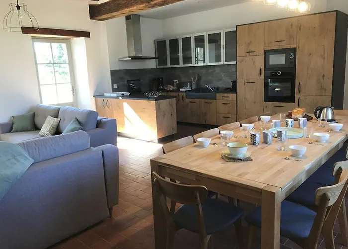 Hébergement de vacances élégant 18ème Siècle Rénové Avec Piscine Couverte, Terrasse Et Grand Terrain Aux Herbiers. - Fr-1-426-406 *